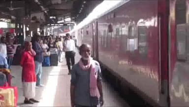 धनबाद/केंदुआडीह: दरभंगा क्लोन एक्सप्रेस में अग्निकांड को लेकर देर से पहुंच रही है नई दिल्ली से खुलने वाली ट्रेन धनबाद में यात्री परेशान