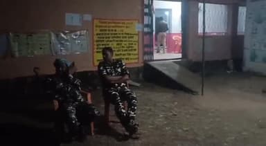 जयसिंहनगर: मौहारटोला मतदान केंद्र पहुंचा मतदान दल, सुरक्षा की दृष्टि से रात में पुलिस बल है तैनात