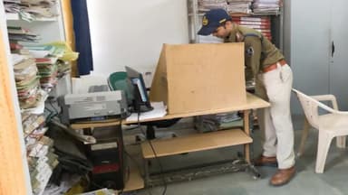 अजयगढ़: कलेक्ट्रेट में मतदान से अब तक वंचित लोकसेवकों ने डाक मतपत्र से किया मतदान।