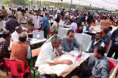 तेंदूखेड़ा: विधानसभा क्षेत्र 56 जबेरा में चुनाव सम्पन्न कराने हेतु मतदान दल रवाना, कलेक्टर ने व्यवस्थाओं का लिया जायजा