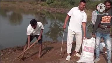 गुमला: सरांगो नवाटोली में युवाओं की टीम ने किया श्रमदान कर छठ घाट की सफाई, खराब रास्ते को किया ठीक