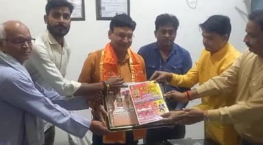 छिबरामऊ: तहसील पहुंचे खाटू श्याम सेवा समिति के पदाधिकारियों ने उपजिलाधिकारी को सम्मान व कल होने वाली यात्रा का निमंत्रण पत्र दिया