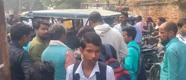 भदोही: रजपुरा चौराहे के पास अनियंत्रित ई-रिक्शा पलटा, तीन लोग घायल