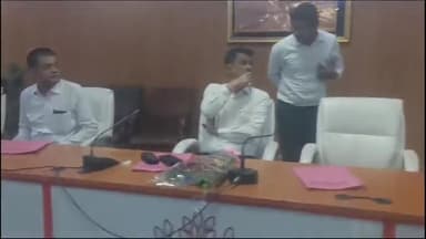 सासाराम: राष्ट्रीय प्रेस दिवस को लेकर डीएम नवीन कुमार ने सासाराम के DRDA सभागार में किया बैठक।