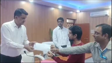 सासाराम: कलेक्ट्रेट में डीएम नवीन कुमार के द्वारा उद्योग विभाग के तरफ से लाभार्थियों के बीच किया गया चेक वितरण।