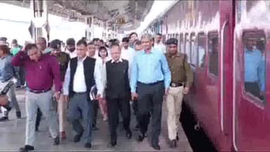 धनबाद/केंदुआडीह: पूर्व रेल महाप्रबंधक ने मेसरा बरकाकाना धनबाद रेल खंड का विंडो ट्रेलिंग का धनबाद में किया निरीक्षण