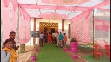 लटेरी: क्षेत्र के मतदान केंद्रों पर पहुंच मतदान दल, एसडीएम ने तिलक लगाकर किया स्वागत