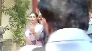 जबलपुर: महाकौशल कॉलेज में कलेक्टर ने पत्नी के साथ लाइन में लगकर किया मतदान