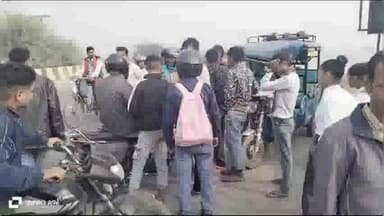 मथुरा: यमुना पुल के ऊपर सवारीयो से भरे 2 ई रिक्शाओं की आमने-सामने हुई टक्कर एक युवती  हुई घायल बड़ा हादसा टला