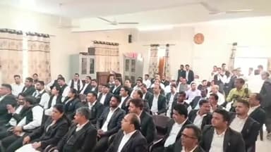 अमरोहा: जिला न्यायालय परिसर में बार काउंसलिंग उत्तर प्रदेश के अध्यक्ष का अधिवक्ताओं ने फूल-मालाओं से किया स्वागत