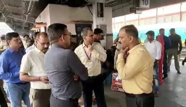 प्रयागराज: यात्रा के दौरान ज्वलनशील पदार्थ लेकर यात्रा न करने की मण्डल रेल प्रबंधक प्रयागराज मण्डल ने की रेल यात्रियों से अपील