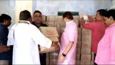 धनबाद/केंदुआडीह: धनबाद के भाजपा विधायक राज सिन्हा ने आवासीय कार्यालय में छठ पर्व को लेकर किया गंगाजल का वितरण