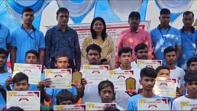 डेहरी: तीन माह से चल रहा तैराकी का प्रशिक्षण कार्यक्रम हुआ संपन्न, कटार में तैराकों को CO ने दिया प्रशस्ति पत्र