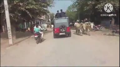 अमरोहा: रजबपुर के गांव नूरपुर तुगलकाबाद मे कार की छत पर बैठकर डांस करते युवको का वीडियो शौशल मीडिया पर हुआ  वायरल,