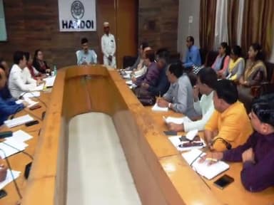 हरदोई: कलेक्ट्रेट सभागार में जिलाधिकारी ने बैठक कर  निराश्रित गोवंशों को 31 दिसम्बर तक गौशालाओं में भेजने के दिये निर्देश