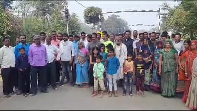 गोटेगांव: रेलवे गेट बंद होने से लाठगाव रोड़ के छिदोरी हार के ग्रामीणों ने किया मतदान का बहिष्कार