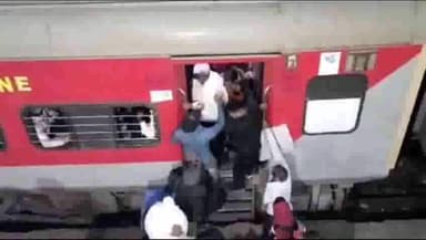 धनबाद/केंदुआडीह: महापर्व छठ मनाने जाने वाले लोगों की धनबाद स्टेशन में बढ़ी भीड़ धक्का मुखी खचाखच भरी ट्रेनों में जाने को लोग विवश