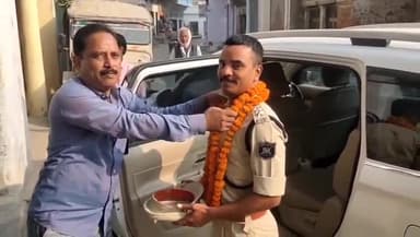 मड़ियाहू: मडियाहूं तहसील के जमालापुर के बिजनेसमैन का बेटा बना असिस्टेंट कमांडर घर पहुंचने पर हुआ जोरदार स्वागत।