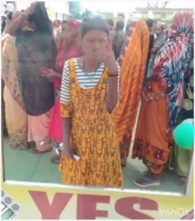 पेण्ड्रा: आदर्श मतदान केंद्र भाड़ी में दिव्यांग महिला ने मतदान कर लिया सेल्फी