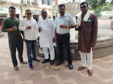 लखनऊ के अंदर कुछ सम्मानित साथियों के साथ