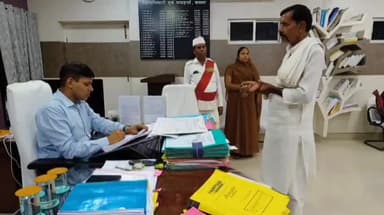 बक्सर: डीएम ने अपने कार्यालय कक्ष में की आमजनों से मुलाकात, आवेदनों पर विचार कर अधिकारियों को दिए निर्देश