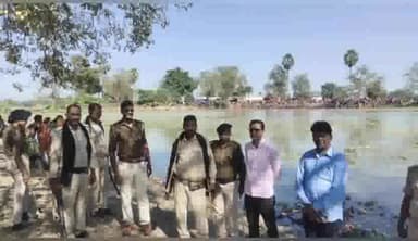 जलालगढ़: छठ पर्व को लेकर जलालगढ़ प्रखंड के विभिन्न घाटों का निरीक्षण आज अंचलाधिकारी  ने किया ।