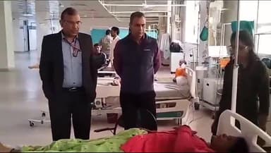 सैफई: हमसफर एक्स्प्रेस में आग से झुलसे मरीजों को देखने सैफई मेडिकल कॉलेज पहुंचे रेलवे मुख्य सुरक्षा आयुक्त, बयान भी किये दर्ज