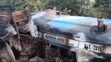 उकलाना: गेबीपुर के पास पराली से भरे पलटे ट्रेक्टर ट्राली में लगी आग, ट्रेक्टर ट्राली और पराली जलकर हुईं राख