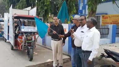 सासाराम: आयुष्मान भारत योजना का प्रचार रथ को सदर अस्पताल से ACMO डॉक्टर अशोक कुमार सिंह ने हरी झंडी दिखाकर किया रवाना।