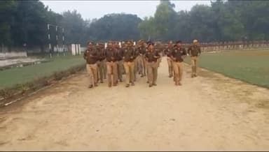 हरदोई: एसपी ने पुलिसकर्मियों को फिट रखने के लिए मातहतों के साथ पुलिस लाइन में लगाई दौड़, किया निरीक्षण
