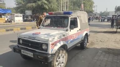 करनाल: पुराना बस स्टैंड के पास महिला पुलिस ने चेकिंग अभियान चलाकर मनचलों पर कसा शिकंजा