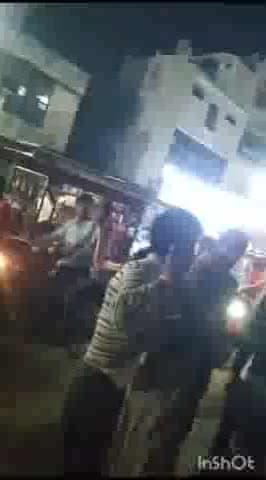 उरई: उरई कोतवाली क्षेत्र के शहीद भगत सिंह चौराहे पर युवती व युवक के मारपीट करने का वीडियो सोशल मीडिया पर हुआ वायरल