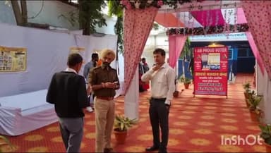 होशंगाबाद नगर: नर्मदापुरम के शासकीय नवीन प्राथमिक शाला आदर्श मतदान केंद्र में कलेक्टर ने मतदान कर केंद्र का किया निरीक्षण