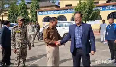 अंबिकापुर: छत्तीसगढ़ विधानसभा चुनाव के लिए द्वितीय चरण में सरगुजा संभाग के आयुक्त व एसपी ने डाला अपना बहुमूल्य वोट