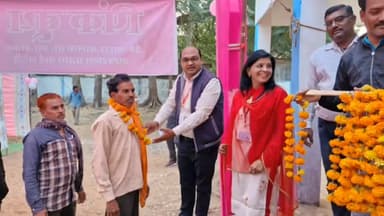 लटेरी: लटेरी में मतदाताओं का हार माला पहनकर एसडीएम ने किया स्वागत