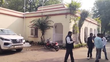 पिछोर: पिछोर के रेस्ट हाउस पर प्रशासन ने भाजपा प्रत्याशी प्रीतम सिंह लोधी व कांग्रेस उम्मीदवार अरविंद सिंह लोधी को किया नजरबंद