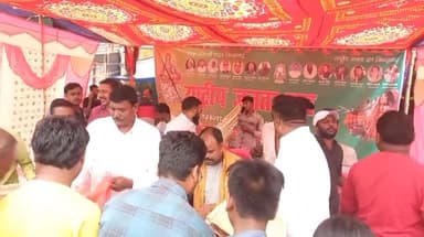 डोमचांच: चतरा लोकसभा के पूर्व प्रत्याशी सुभाष यादव के सौजन्य से गिरिडीह रोड में छठ व्रतियों के बीच पूजन सामग्री का वितरण