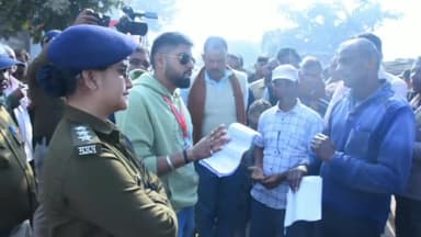 सिहोरा: ग्राम लमतरा में मतदान का बहिष्कार कर रहे ग्रामीणों को समझाने पहुंचे अधिकारी, समझाइश के बाद हुआ 86% मतदान