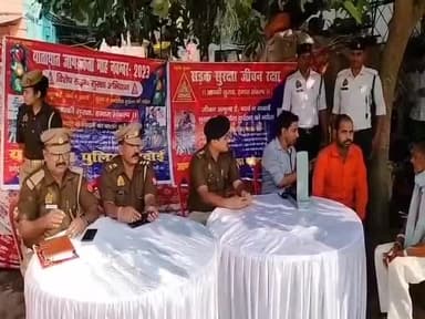 हरदोई: यातायात माह के अंतर्गत सिनेमा चौराहे पर वाहन चालकों का स्वास्थ्य परीक्षण कर यातायात के संबंध में दी गई जानकारी