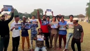 अमरोहा: भारत और ऑस्ट्रेलिया के बीच होने वाले फाइनल को लेकर नगर के युवाओं में खुशी का माहौल, मोहम्मद शमी के फोटो लेकर लगाए नारे