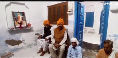 किरावली: पोखर गांव में भाजपा नेता के निवास पर शोक संवेदना व्यक्त करने पहुँचे पूर्व राज्यमंत्री उदयभान सिंह