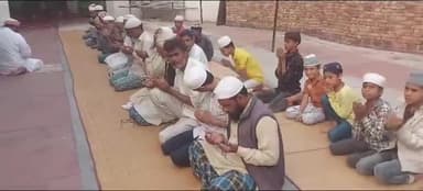 अमरोहा ।
क्रिकेटर मोहम्मद शमी के गांव सहसपुर अलीनगर की मस्जिद मे की गई भारतीय टीम की जीत की दुआ ,
#newsupdate