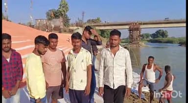 संपतचक: गौरीचक पुनपुन नदी में प्रखंड प्रमुख कोटे से नवनिर्मित सीढ़ी घाट को मूर्त रूप देने में लगे श्रमिक