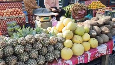 सासाराम: लोक आस्था का महापर्व छठ पूजा को लेकर सासाराम के विभिन्न बाजारों में फल का खरीदारी करने के लिए श्रद्धालुओं का उमड़ी भीड़