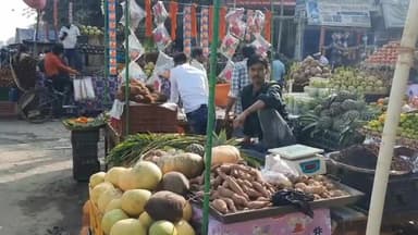 तिलौथू: लोक आस्था का महापर्व छठ पूजा को लेकर तिलौथू के विभिन्न बाजारों में फल का खरीदारी करने के लिए श्रद्धालुओं का उमड़ी भीड़