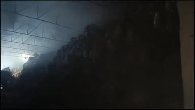 पूर्णिया पूर्व: बीती रात गुलाबबाग जी पोद्दार रोड स्थित मकई और पटुआ के गोदाम में लगी भीषण आग दमकल की गाड़ी मौके पर पहुची आग पर पाया काबू