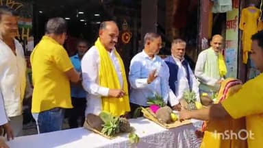 आरा: आरा के जेल रोड पर समाजसेवी दीपक कुमार अकेला के नेतृत्व में छठ व्रतियों को सूप और फल सामग्री की गई वितरित