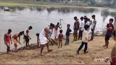 चकाई: छठ पर्व के मद्देनज़र नावाआहर छठ घाट पर गोला वासियों ने श्रमदान कर की साफ सफाई