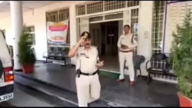 जबलपुर: आगा चौक के समीप शराब बेच रहे एक शराब तस्कर को लार्डगंज पुलिस ने गिरफ्तार कर 199 पाव देशी शराब जप्त की