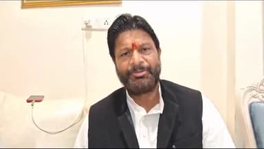 झांसी: बंधक मजदूरों के परिजनों से मिलने सकरार पहुंचे पूर्व मंत्री प्रदीप जैन आदित्य, मजदूरो के झांसी लौटने की प्रशासन से मांग